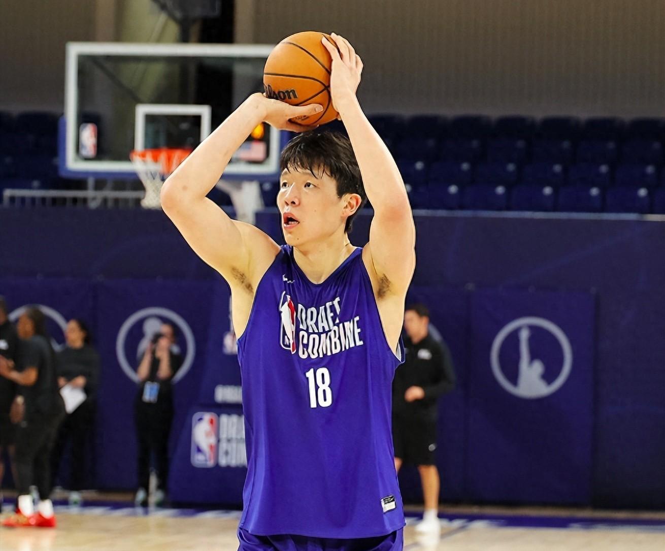 爱游戏体育app包含洞庭战狼队对阵陇右朱雀队，羽毛球常规赛险胜，内线统治篮板——防线高度稳定的词条