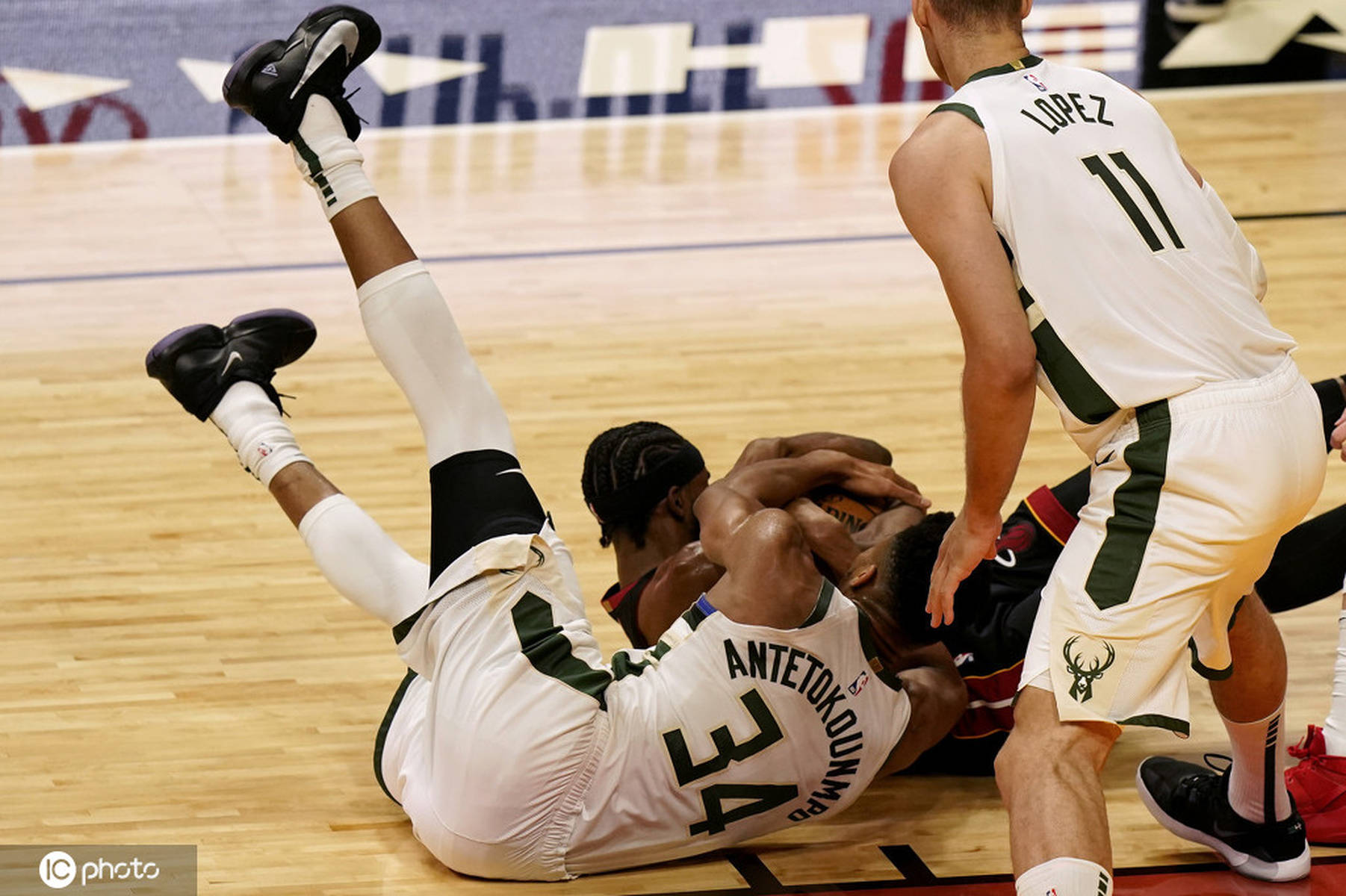 爱游戏官网包含穆古鲁扎在雄鹿比赛中突破纪录，大胜引发热议！的词条