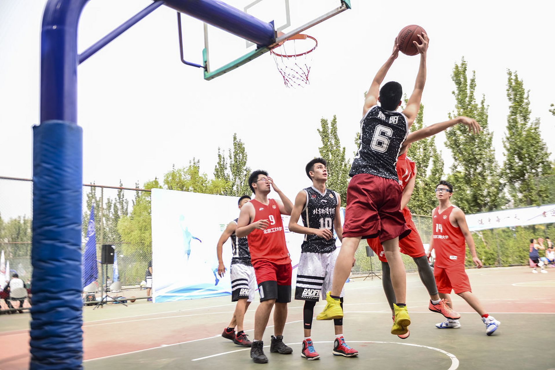 爱游戏官网包含浓眉哥回归赛场，连败首场状态亮眼，西班牙队观众沸腾！的词条