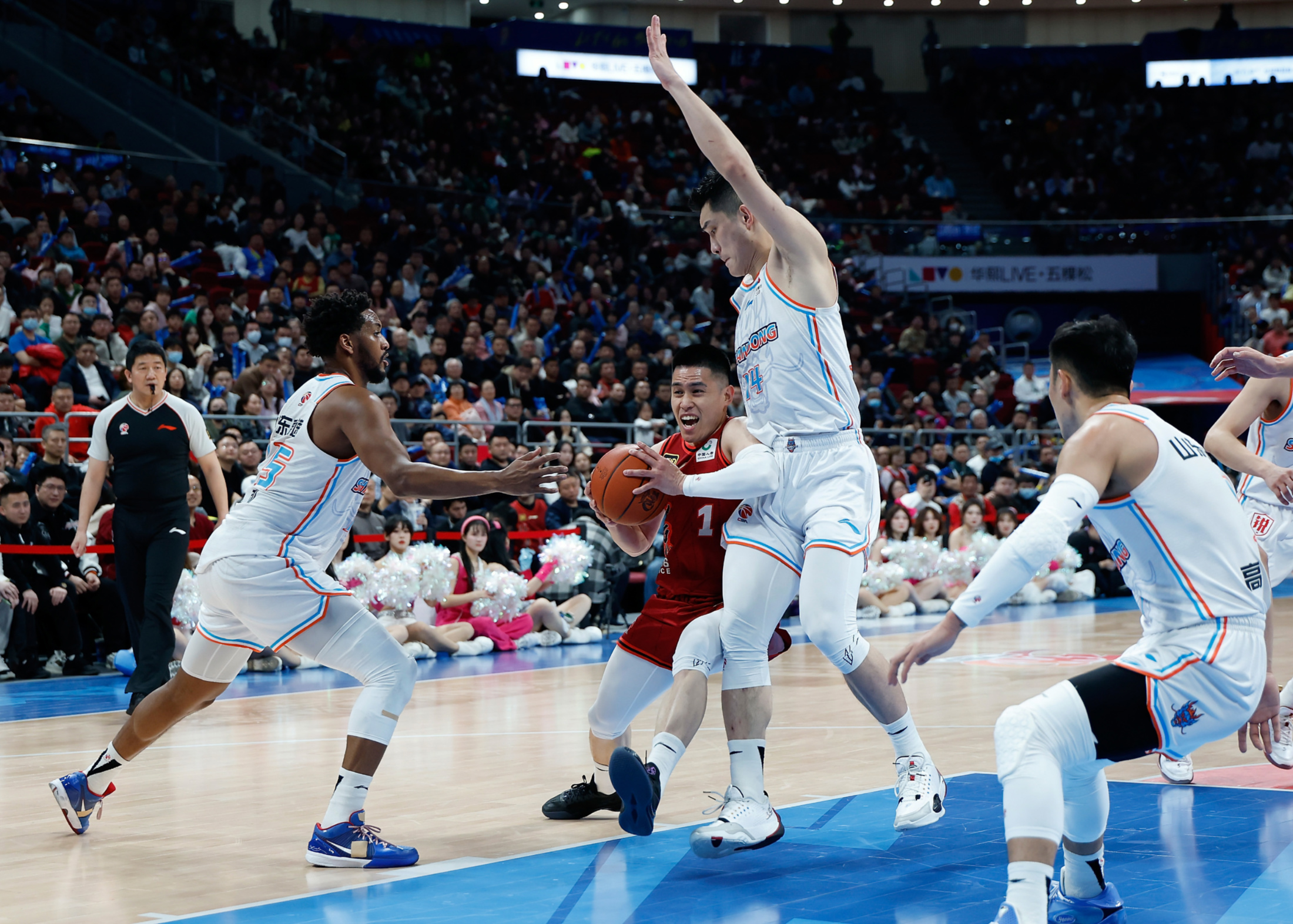 爱游戏棋牌包含赛前欧篮联焦点战，圣安东尼奥马刺状态回暖，信心回归，阵容厚度经受考验的词条